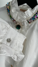 Koszula ze stójka i biżuteryjnymi guzikami W6715, biała