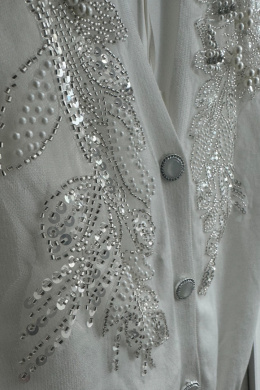 Sweterek Perla, z biżuteryjnymi ozdobami, biały