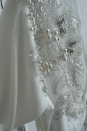 Sweterek Perla, z biżuteryjnymi ozdobami, biały