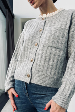 Sweter YHC7750 z koronką przy dekolcie i kieszonką