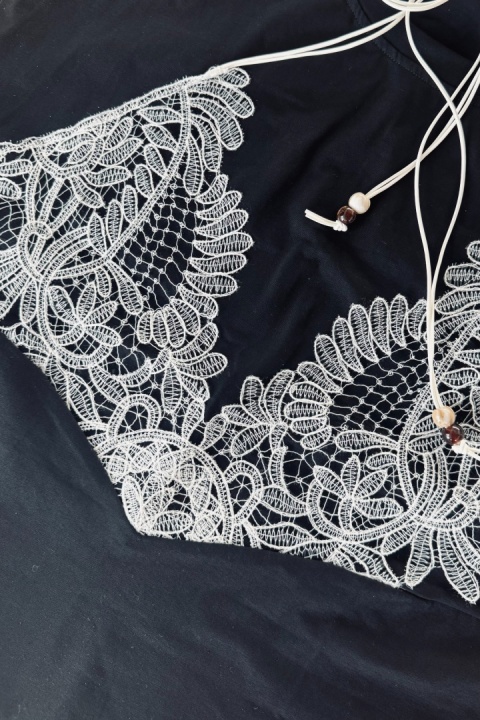 Bawełniany t-shirt ze stanikiem, z wiązaniem na szyi | czarny