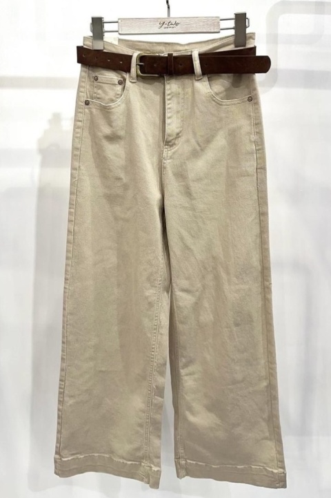 Jeansy z szeroką nogawką i mankietem, z paskiem | beżowe