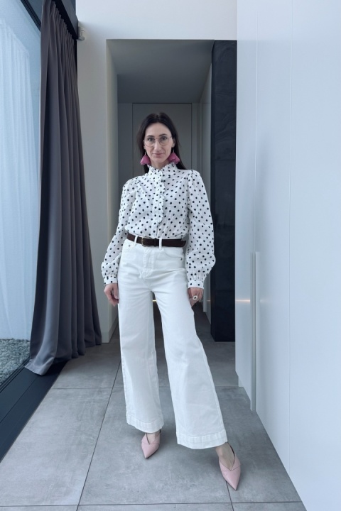 Jeansy z szeroką nogawką i mankietem, z paskiem | białe