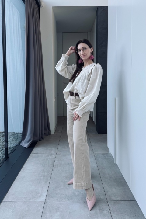 Jeansy z szeroką nogawką i mankietem, z paskiem | beżowe