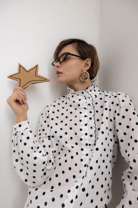 Bawełniana koszula w granatowe kropki | biała