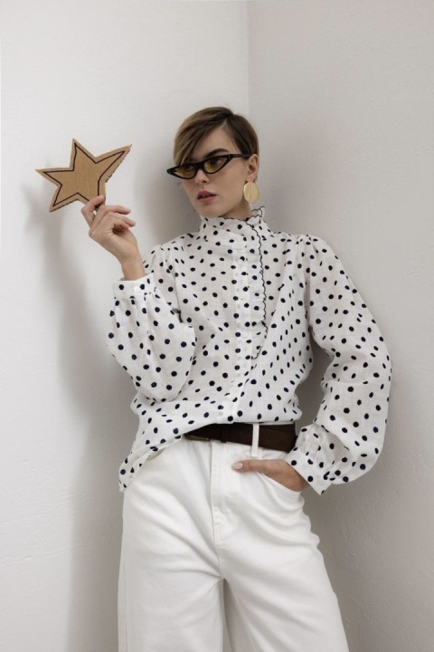 Bawełniana koszula w granatowe kropki | biała