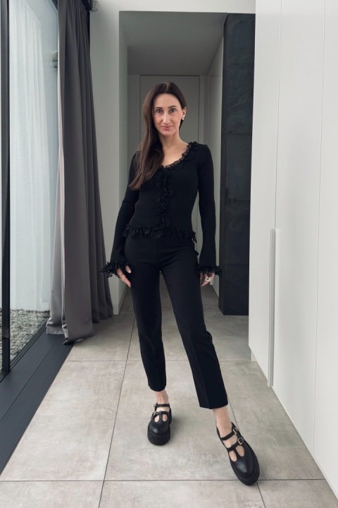 Prążkowana, wiskozowa bluzka - sweterek z koronką | czarna