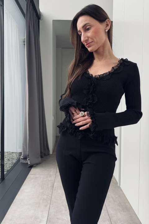 Prążkowana, wiskozowa bluzka - sweterek z koronką | czarna