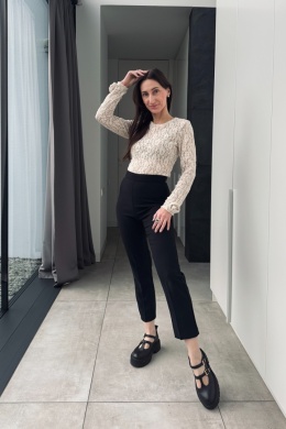 Koronkowa bluzeczka z różą na rękawie | beżowa