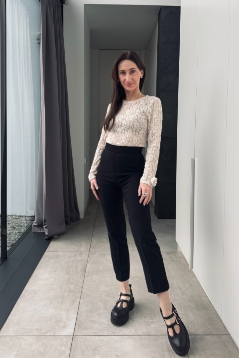 Koronkowa bluzeczka z różą na rękawie | beżowa