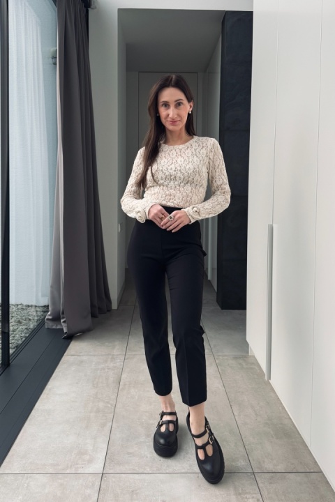 Koronkowa bluzeczka z różą na rękawie | beżowa