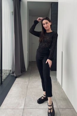 Koronkowa bluzeczka z różą na rękawie | czarna