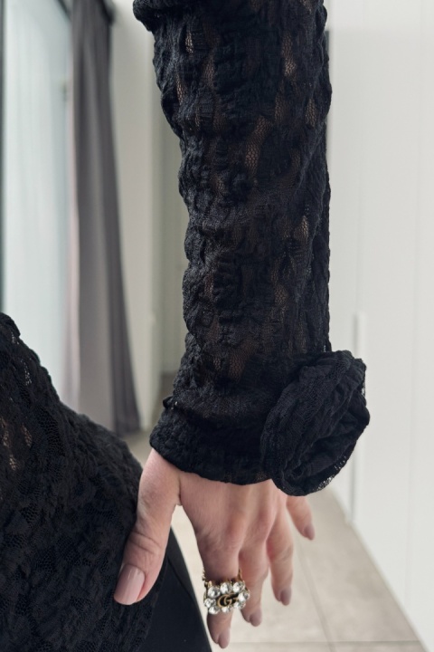 Koronkowa bluzeczka z różą na rękawie | czarna