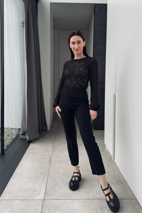 Koronkowa bluzeczka z różą na rękawie | czarna