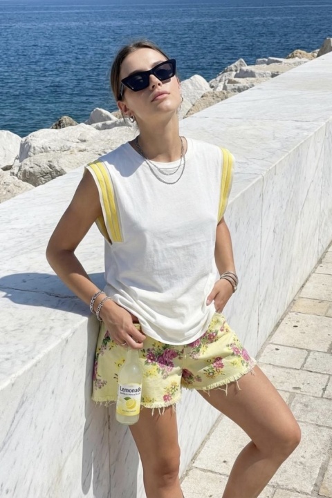 Krótkie spodenki szorty w kwiatki Spring Bloom | żółte