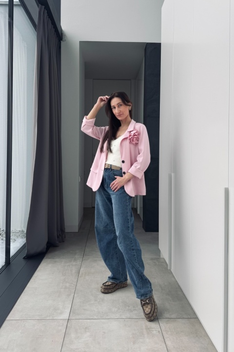 Marynarka z odpinanym kwiatem z wiskozą | różowa