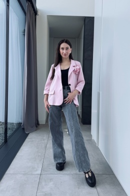 Marynarka z odpinanym kwiatem z wiskozą | różowa