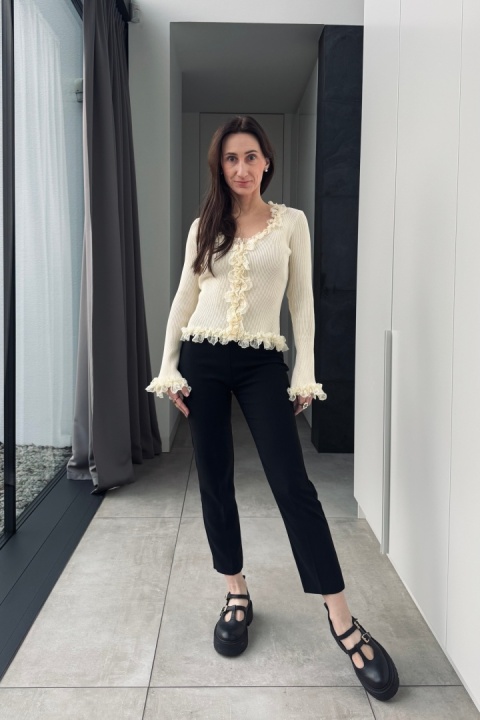 Prążkowana, wiskozowa bluzka - sweterek z koronką | beżowa