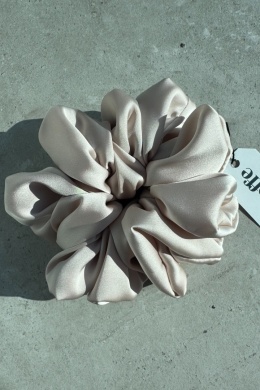 Satynowa gumka do włosów maxi z dodatkiem jedwabiu | porcelanowy beż