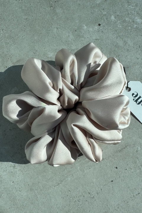 Satynowa gumka do włosów maxi z dodatkiem jedwabiu | porcelanowy beż