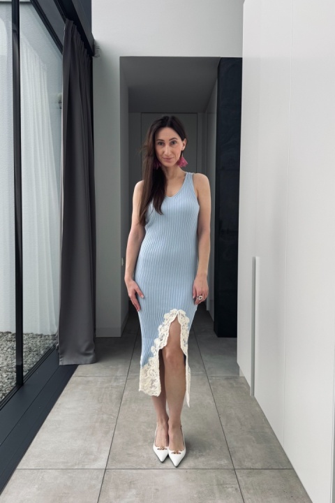 Wiskozowa sukienka Grace z koronką | błękitna