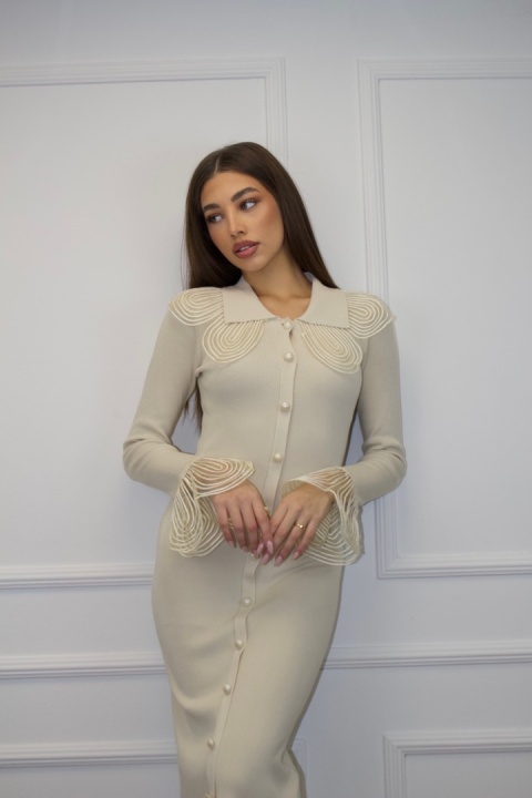 Wiskozowa sukienka z perłowymi guzikami | beżowa