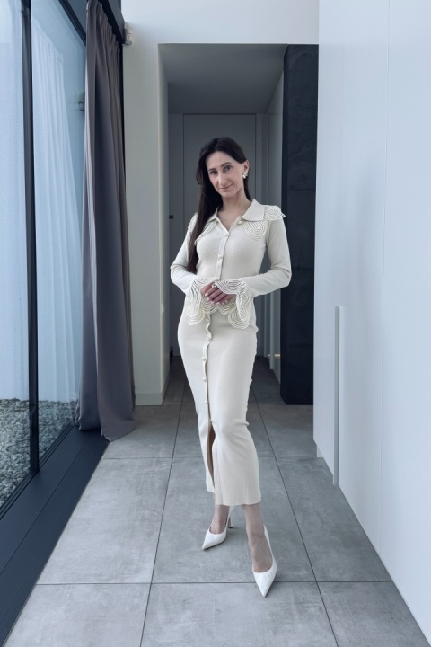 Wiskozowa sukienka z perłowymi guzikami | beżowa