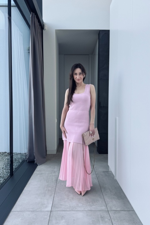 Wiskozowa sukienka z szyfonowym dołem | różowa