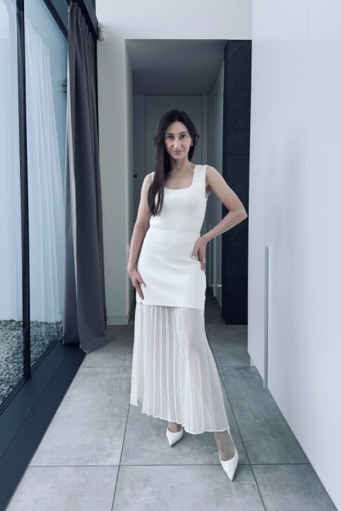 Wiskozowa sukienka z szyfonowym dołem | złamana biel