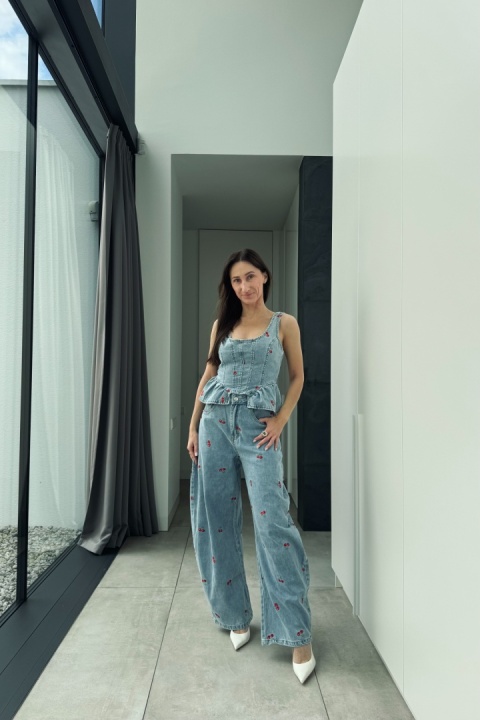 Bawełniany komplet jeansowy w wisienki: jeansy i top z baskinką