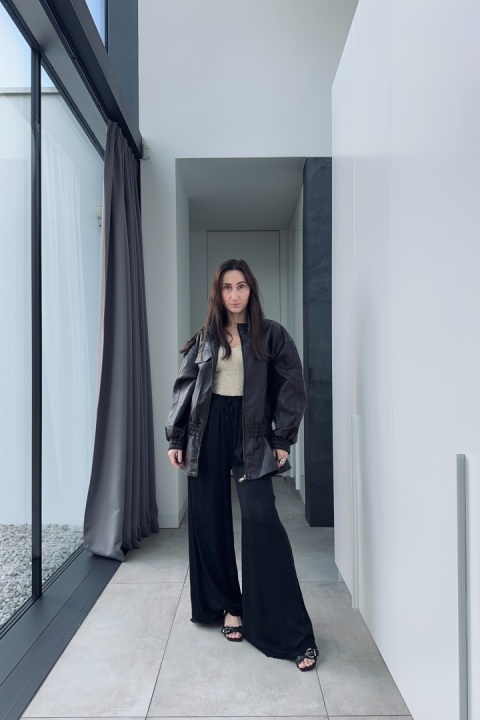 Czekoladowa kurtka ze skóry ekologicznej z baskinką