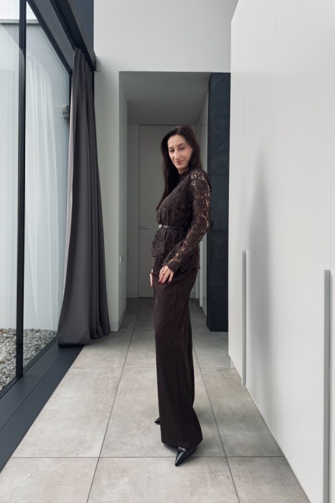 Elegancki komplet Aurelia: bluzka z koronką i paskiem i szerokie spodnie | czekoladowy brązowy