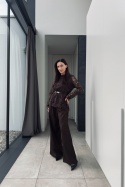 Elegancki komplet Aurelia: bluzka z koronką i paskiem i szerokie spodnie | czekoladowy brązowy