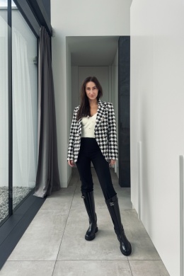 Marynarka w kratę ze złotymi guzikami w stylu Chanel