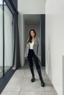 Marynarka w kratę ze złotymi guzikami w stylu Chanel