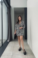 Marynarka w kratę ze złotymi guzikami w stylu Chanel