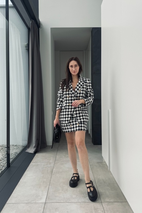 Spódnica mini w kratę ze złotymi guzikami w stylu Chanel