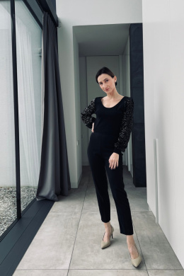 Krótki sweterek z cekinami MCY05220 czarny