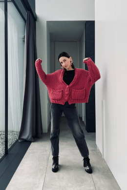 Sweter oversize z kieszeniami YU020 malinowy