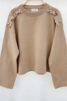 Sweterek YHC7700 z guzikami i koronką na ramionach