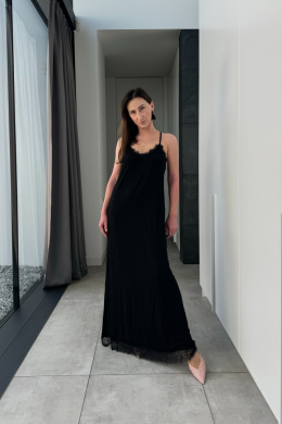 Wiskozowa sukienka z rozcięciem i koronką, czarna