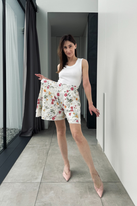 Krótkie spodenki Flora w kwiaty z lnu Krótkie spodenki Flora w kwiaty z lnu