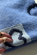 Niebieski sweter z kieszonką z serduszkiem