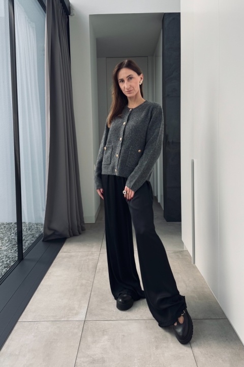 Szary kardigan ze złotymi guzikami