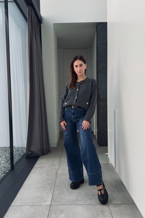 Szary kardigan ze złotymi guzikami