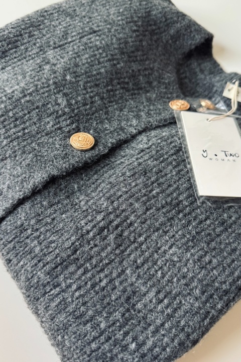 Szary kardigan ze złotymi guzikami