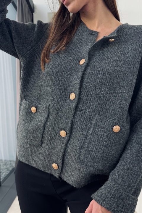 Szary kardigan ze złotymi guzikami