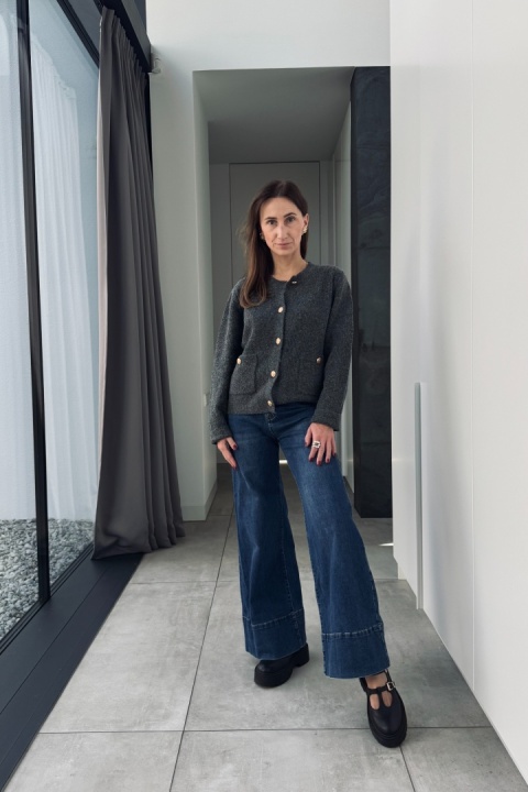 Szary kardigan ze złotymi guzikami