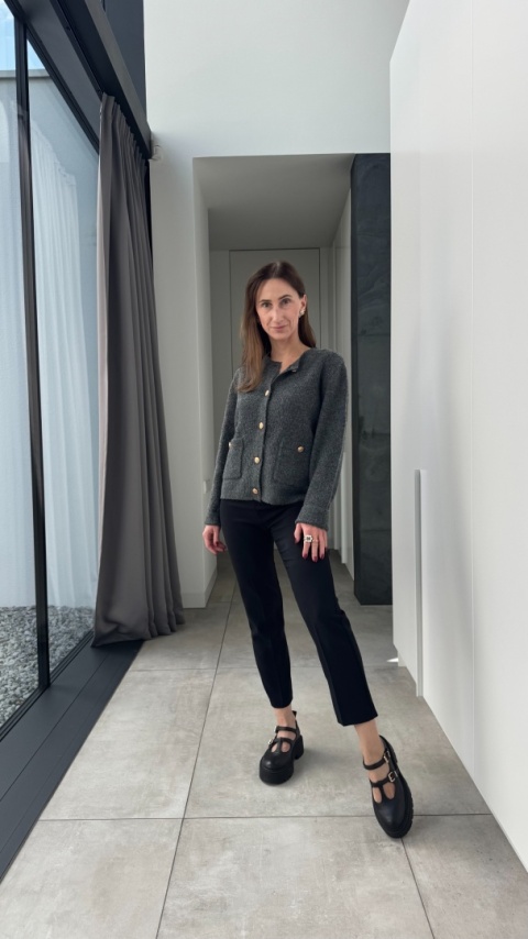 Szary kardigan ze złotymi guzikami