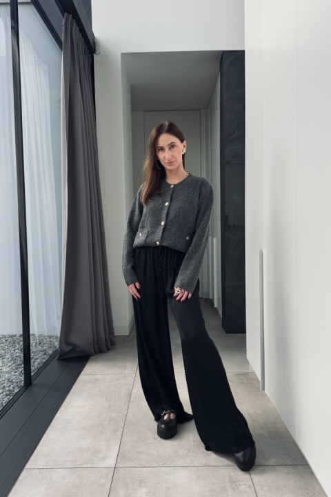 Szary kardigan ze złotymi guzikami